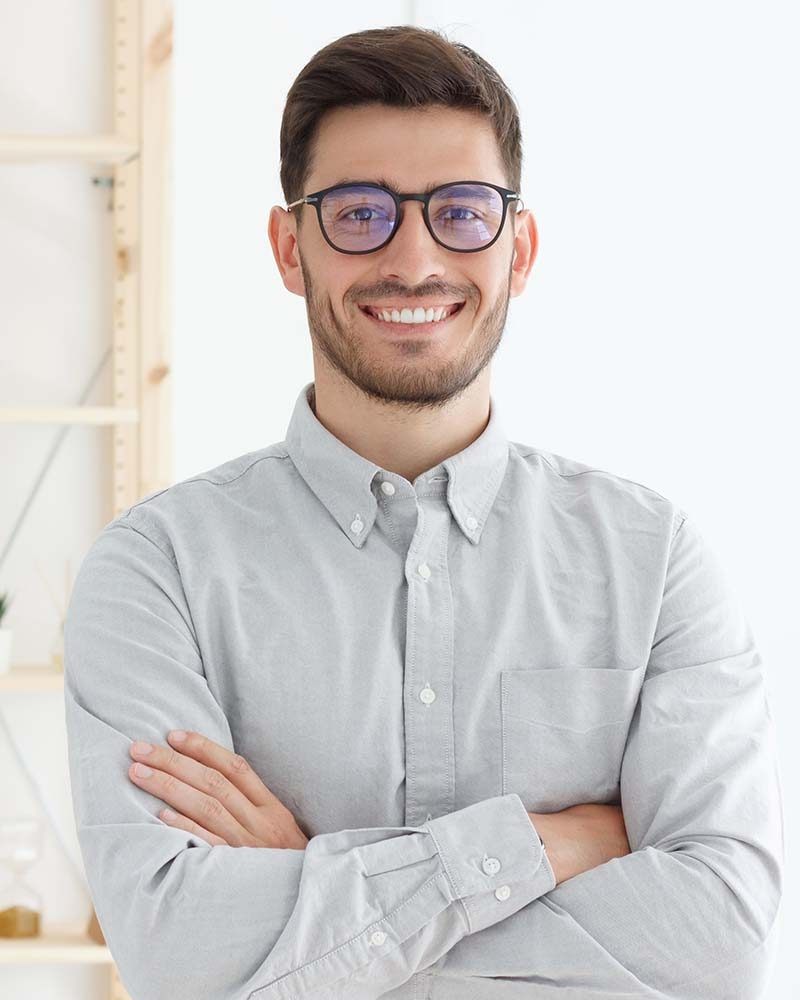 portrait-of-young-business-man-wearing-gray-shirt-36WVTMR-r10lfz6vp92pmdz03ymybajlgo3ccqbeq7u2xbiyog